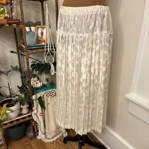 Vintage 90s Romantic Ivory/Off White Floral Drop Pleated Midi Skirt - Size 8